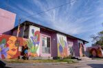 Com ajuda de acolhidas do CEVAM, artista faz Graffiti de 100 metros&#xB2; 