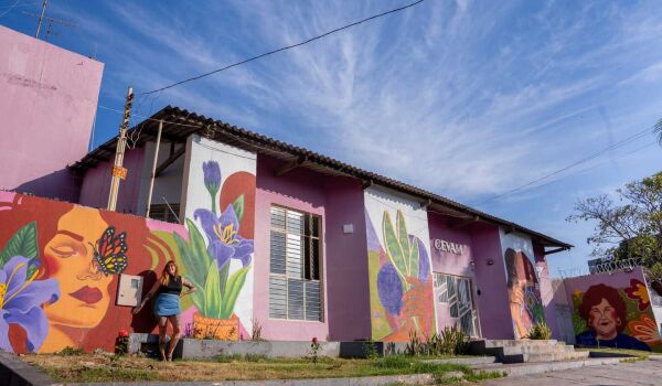 Com ajuda de acolhidas do CEVAM, artista faz Graffiti de 100 metros&#xB2; 