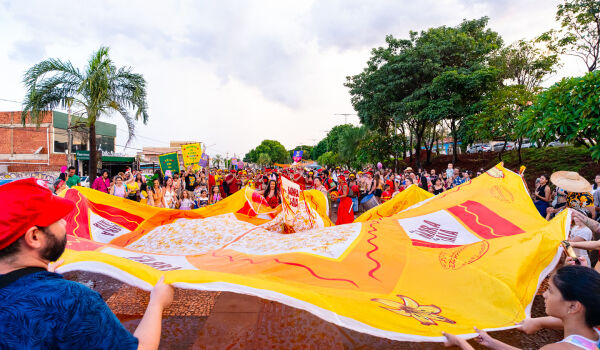 Mesmo sob chuva intensa, bloco da 'saia gigante' atrai centenas &agrave; Orla Morena
