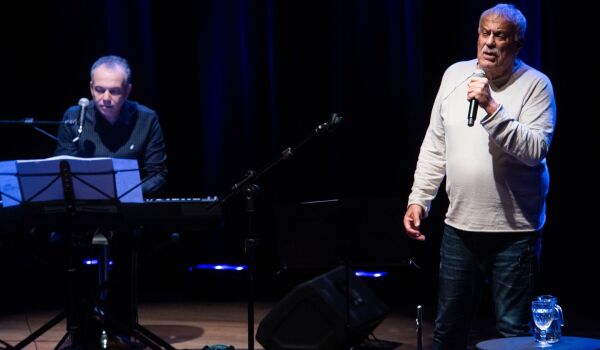 Danilo Caymmi apresenta 'Andan&ccedil;as 50 anos' no Cena Musical