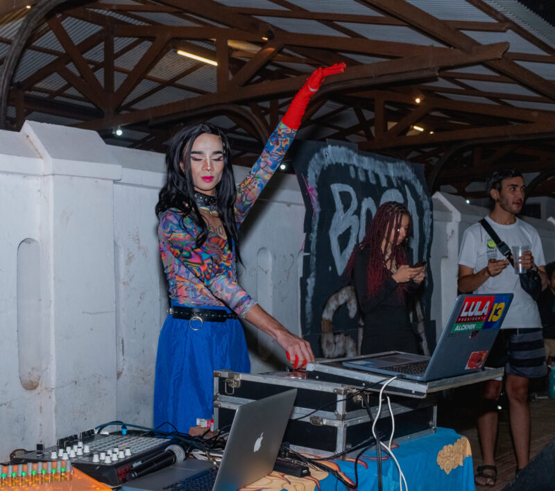 DJ August se apresentou na 2ª edição da Boca Suja Mostra de Performance na Rua. Foto: @teroqueiroz | @teatrinetv 