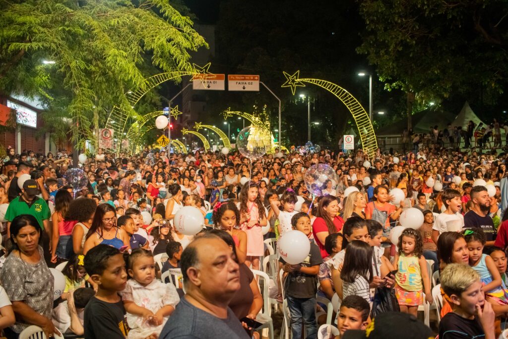 Crianças disputam espaço para ver Patati Patatá em Campo Grande (MS). Foto: @teroqueiroz |  @teatrinetv 