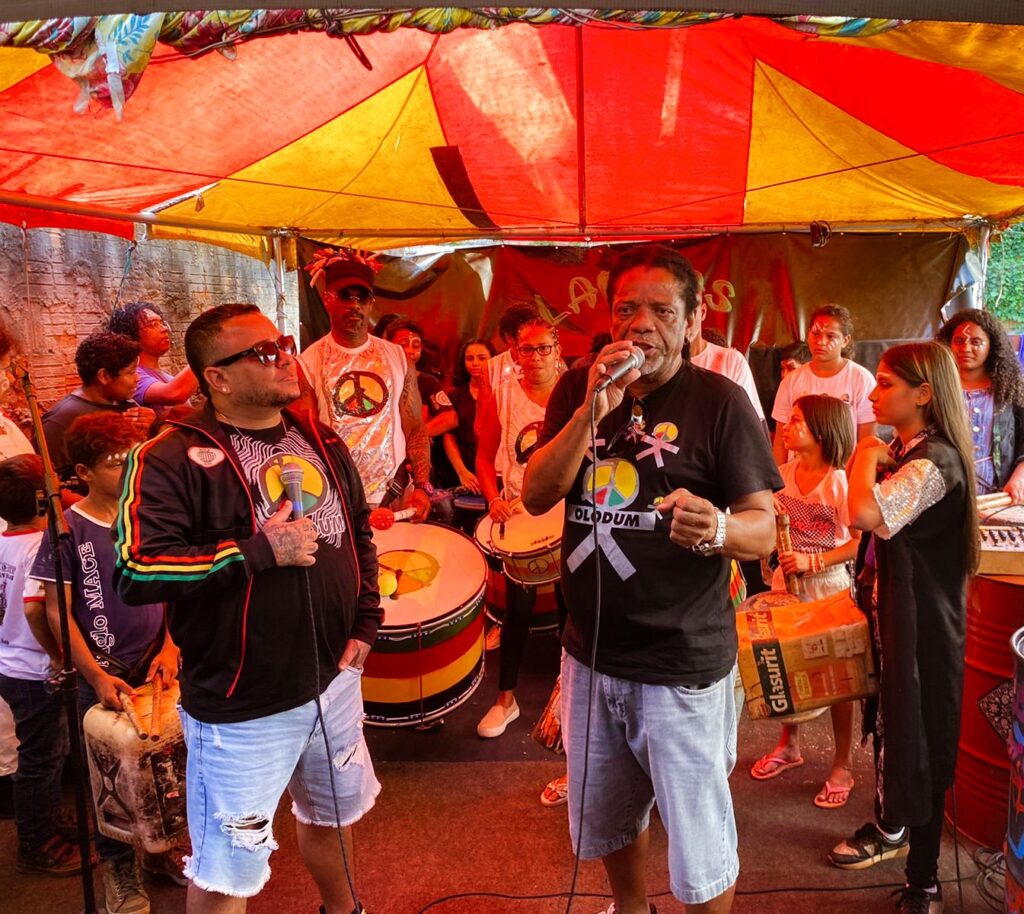 Jorge à direita usa o microfone numa roda de conversa no Larica's Cultural em Campo Grande (MS). Foto: @OlodumOficial