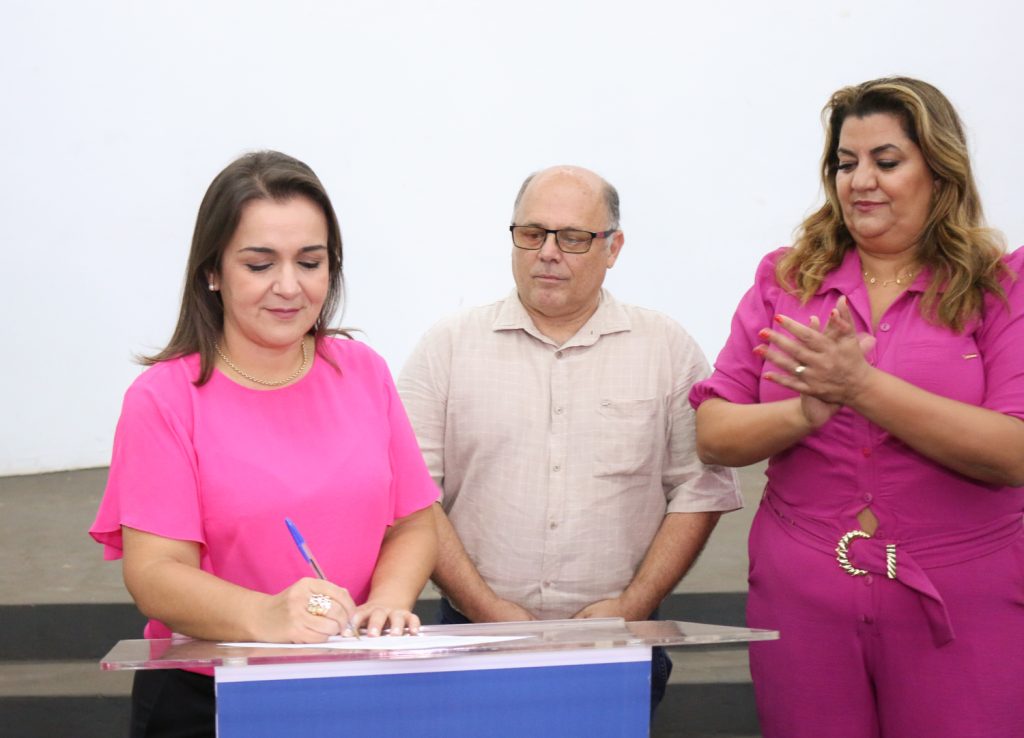 Assinaram a OIS a prefeita Adriane Lopes e os secretários Domingos Sahib (Sisep) e Mara Bethânia (Sectur). Foto: Diogo Gonçalves

