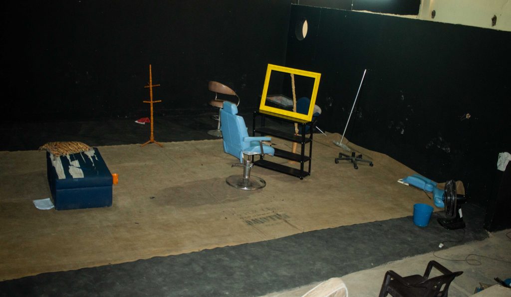Poucos objetos ocupavam espaço destinado ao palco, no barracão local da nova sede do Teatral Grupo de Risco. Foto: @teroqueiroz | @teatrinetv 