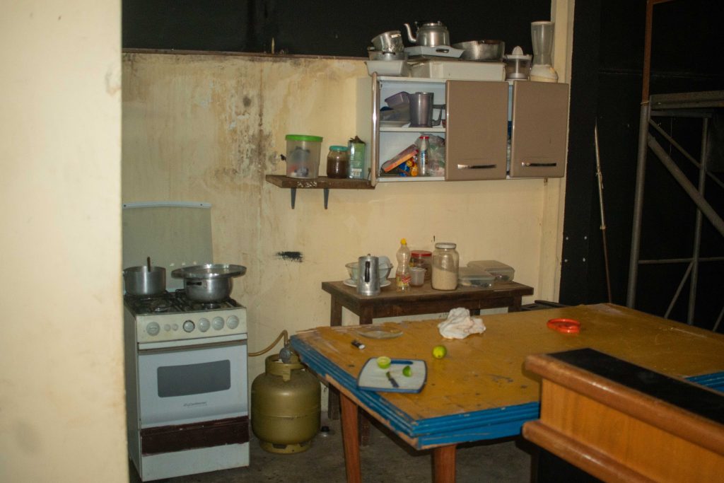 Espaço reservado à cozinha que será utilizada pelos integrantes do Teatral Grupo de Risco (TGR). Foto: @teroqueiroz | @teatrineTV