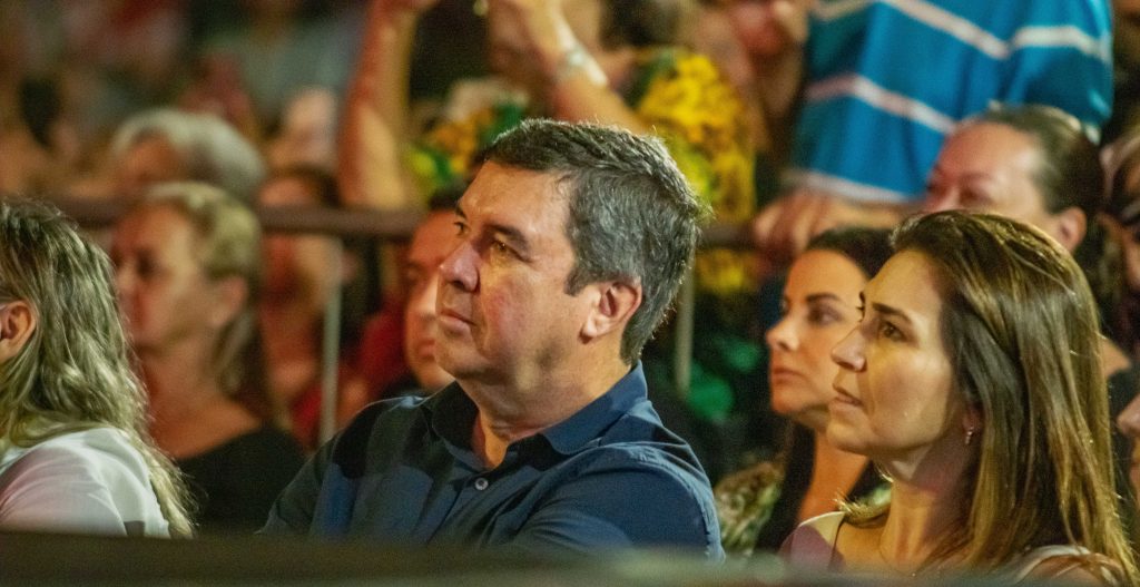 O governador de Mato Grosso do Sul Eduardo Riedel e a primeira-dama Mônica Riedel assistem ao show de Gabriel Sater na entrega da obra da Casa do Artesão. Foto: @teroqueiroz | @teatrinetv  
