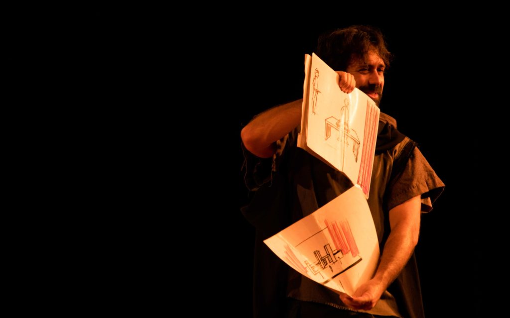 (27.mar.23) - Vinícius Piedade apresenta Hamlet Cancelado no Teatro Dom Bosco em Campo Grande (MS). Foto: @teroqueiroz | @teatrinetv 