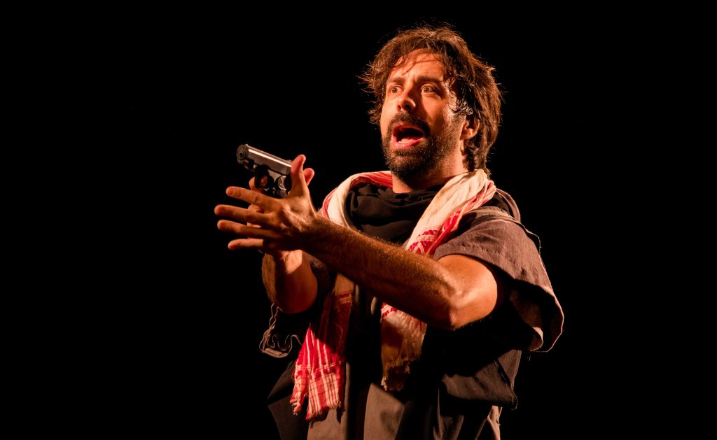 (27.mar.23) - Vinícius Piedade apresenta Hamlet Cancelado no Teatro Dom Bosco em Campo Grande (MS). Foto: @teroqueiroz | @teatrinetv 
