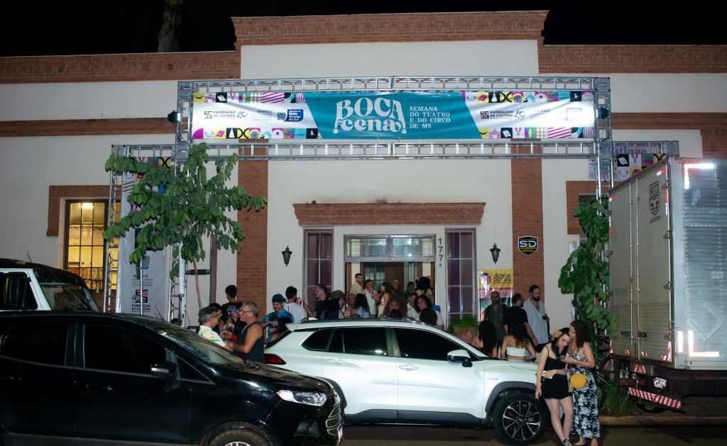 (1º.abr.2023) – fachada da estação Cultural Teatro do Mundo, em Campo Grande (MS), durante a festa de encerramento da Semana Boca de Cena. Foto: @teroqueiroz | @teatrinetv
