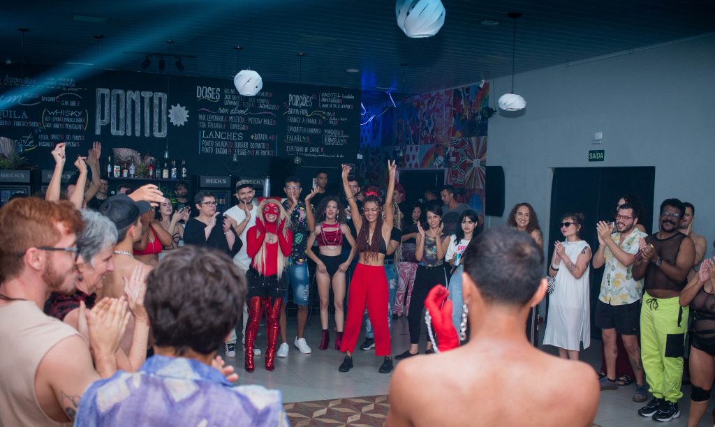 (5.mai.23) - Ao final do espetáculo  ´Cavucada – a festa não será amanhã ‘, da cia Dançurbana, no Ponto Bar, em Campo Grande. Foto: @teroqueiroz | @teatrientv 