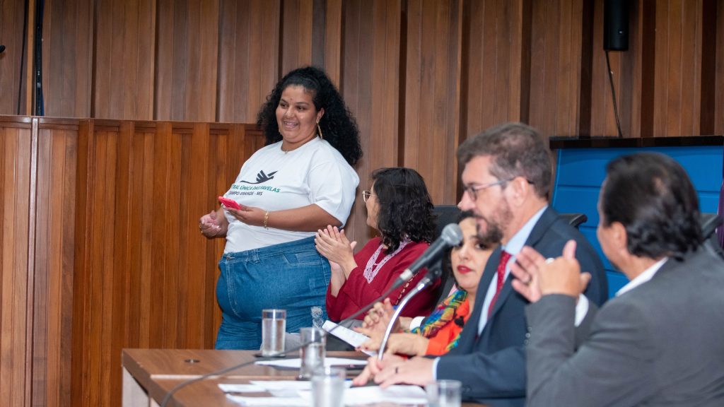 (10.mai.23) - Letícia Polidoro durante discurso durante audiência pública sobre a Lei Paulo Gustavo . Foto: @teroqueiroz | @teatrinetv