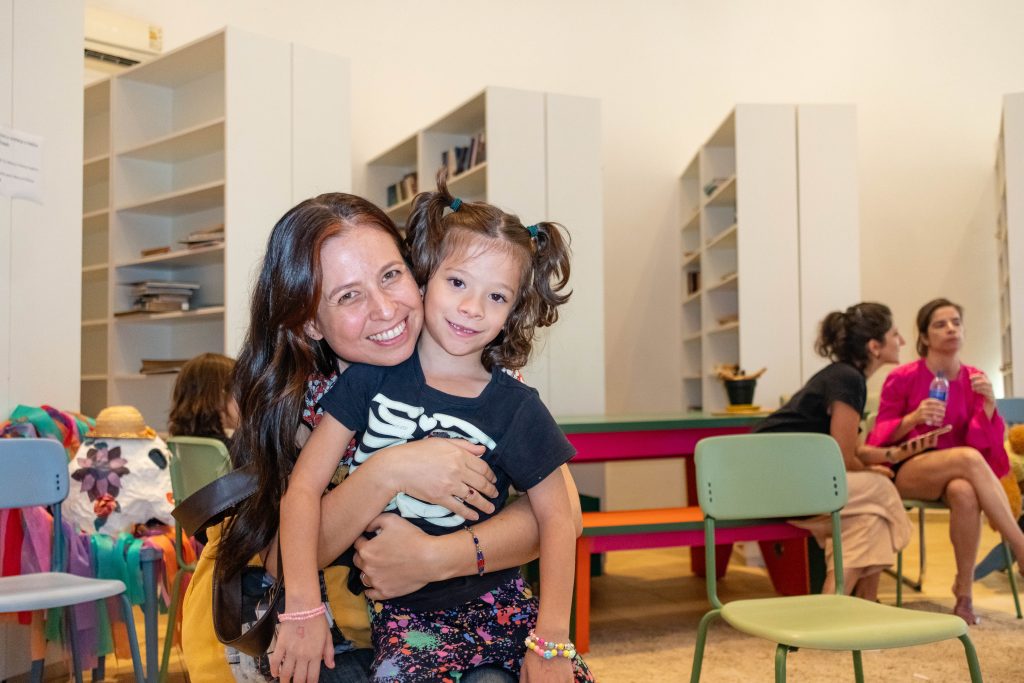 (13.mai.23) - Flávia Freire e sua filha Joana, de 6 anos. Foto: Tero Queiroz | TeatrineTV 