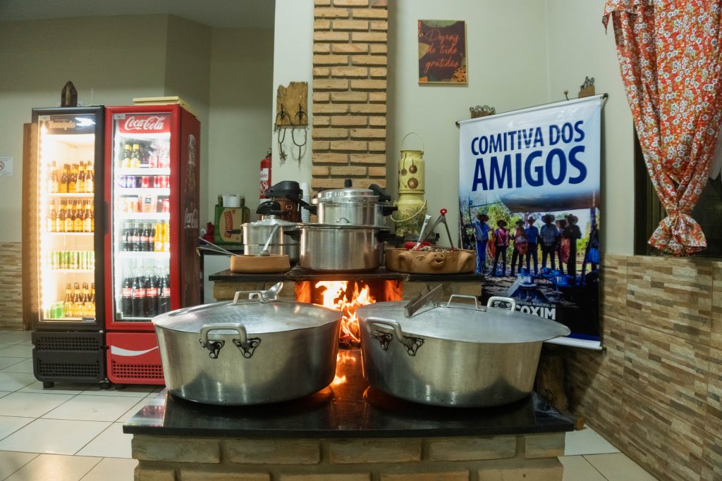 (3.jun.23) - Panelas com comida de comitiva no fogão a lenha instalado no interior do restaurante Cerrado Pantanal, em Campo Grande (MS). Foto: Tero Queiroz | TeatrineTV 