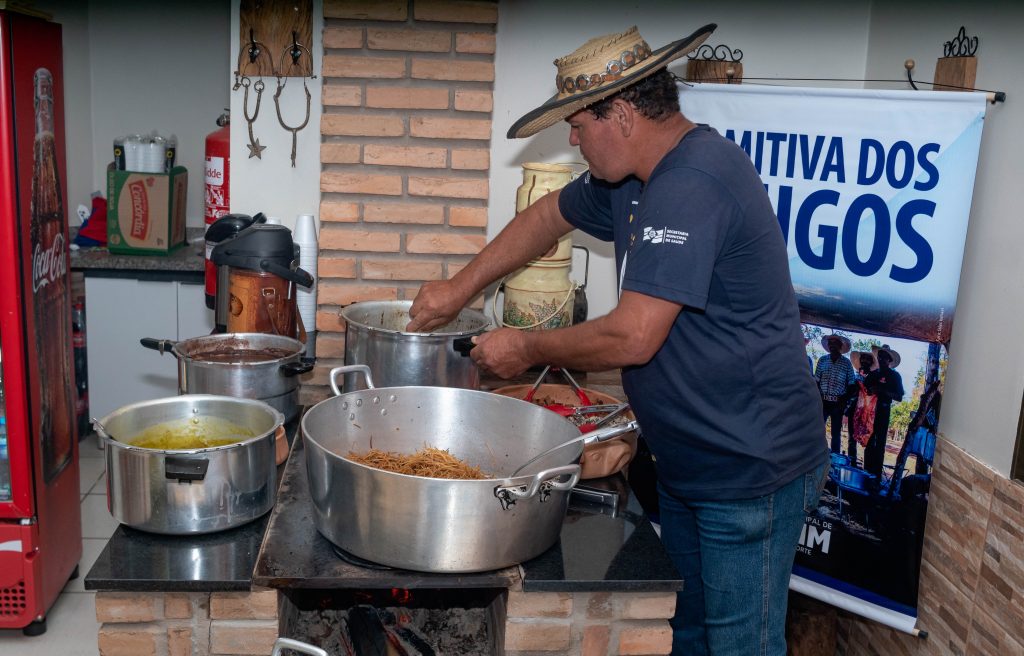 (3.jun.23) - Júlio Pipoca mexe as panelas no fogão a lenha instalado no interior do restaurante Cerrado Pantanal, em Campo Grande (MS). Foto: Tero Queiroz | TeatrineTV 