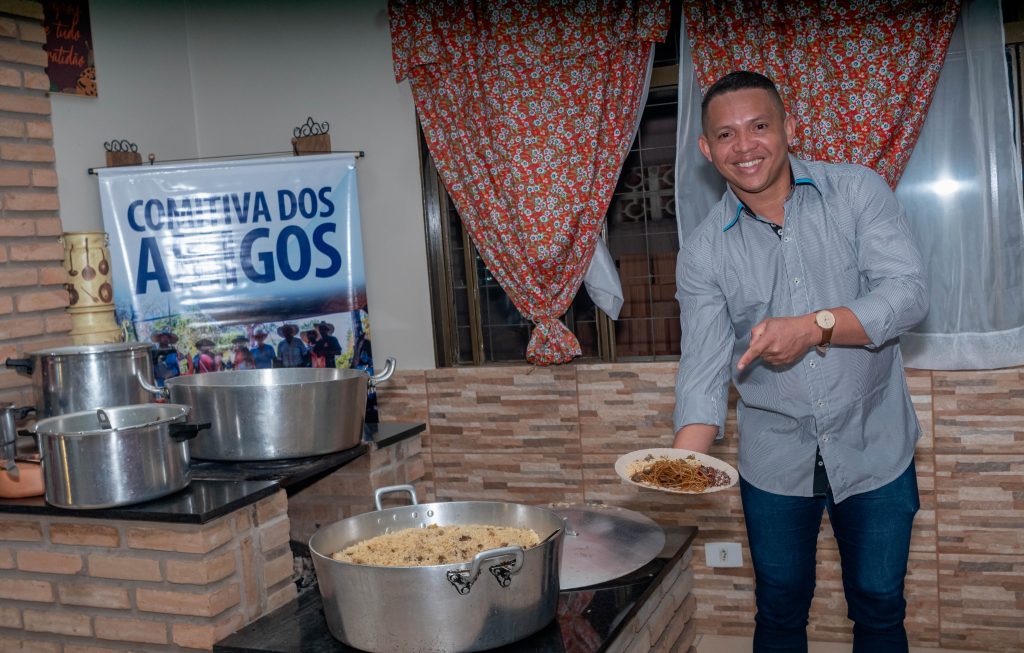 (3.jun.23) - Gilnaldo disse que os pratos pantaneiros se complementam formando sabores impressionantes. Foto: Tero Queiroz | TeatrineTV 