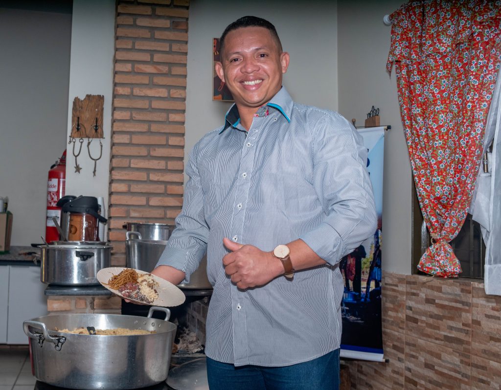 (3.jun.23) - Subchefe de cozinha, Gilnaldo Teixeira, de 31 anos. Foto: Tero Queiroz | TeatrineTV 