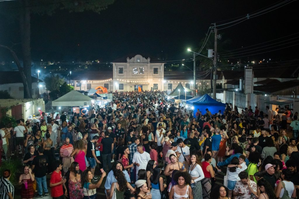 (11.jun.23) - Milhares de pessoas na 2ª edição do 'O Balaio', feira criativa, em Campo Grande (MS). Foto: Tero Queiroz | Teatrinetv