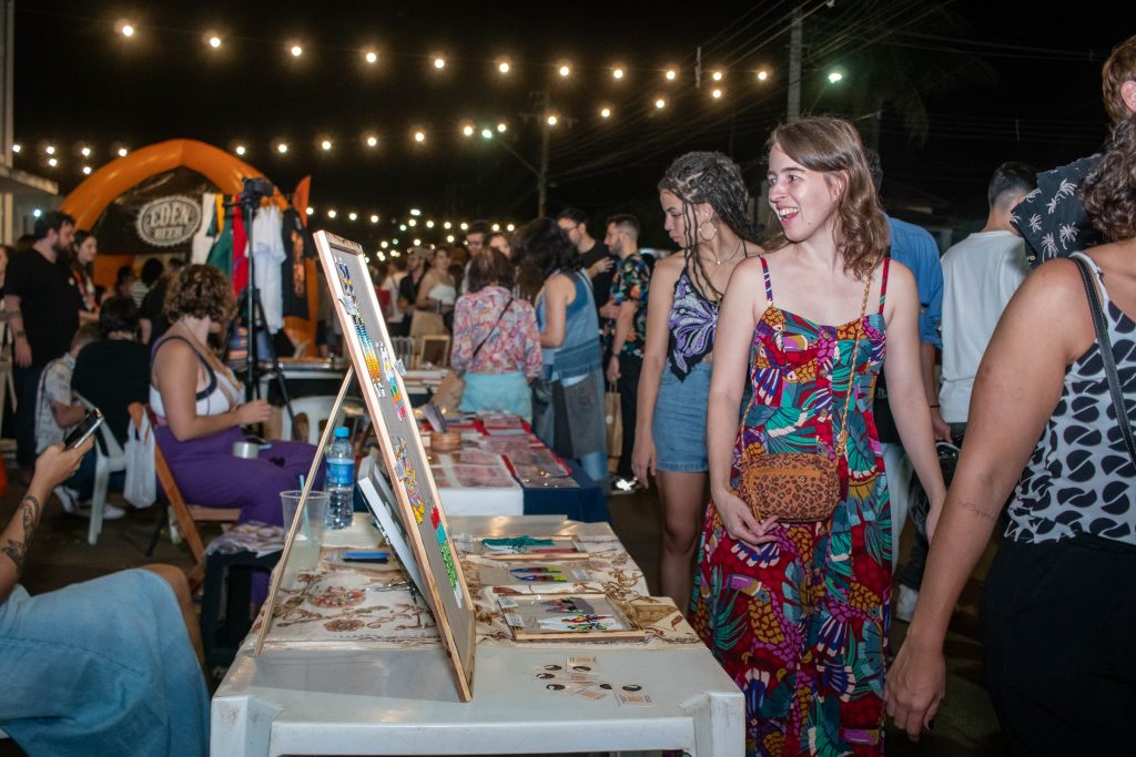 (11.jun.23) - Alta rotatividade de público na 2ª edição do 'O Balaio', feira criativa, em Campo Grande (MS), favoreceu a comercialização de produtos de expositores. Foto: Tero Queiroz | Teatrinetv