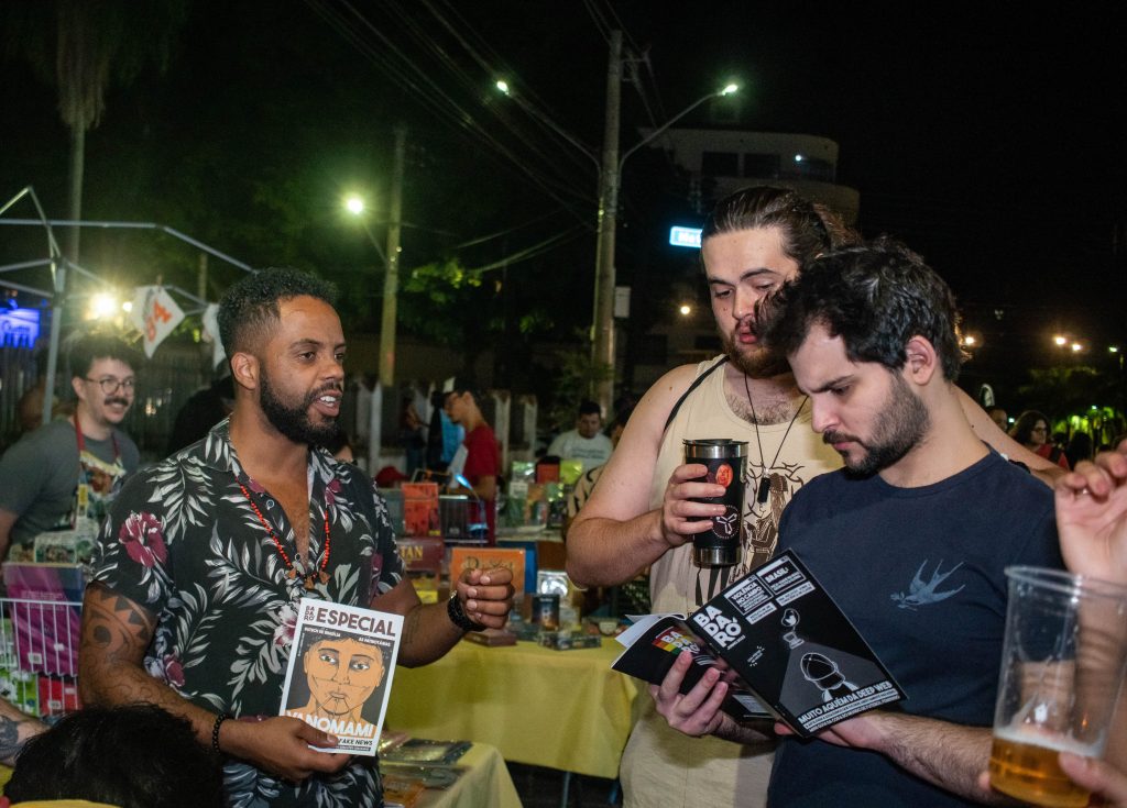 (11.jun.23) - Um dos expositores oferecia ao público exemplares da Revista Badaró, a 1ª revista de jornalismo em quadrinhos do Brasil, no 'O Balaio', feira criativa. Foto: Tero Queiroz | Teatrinetv