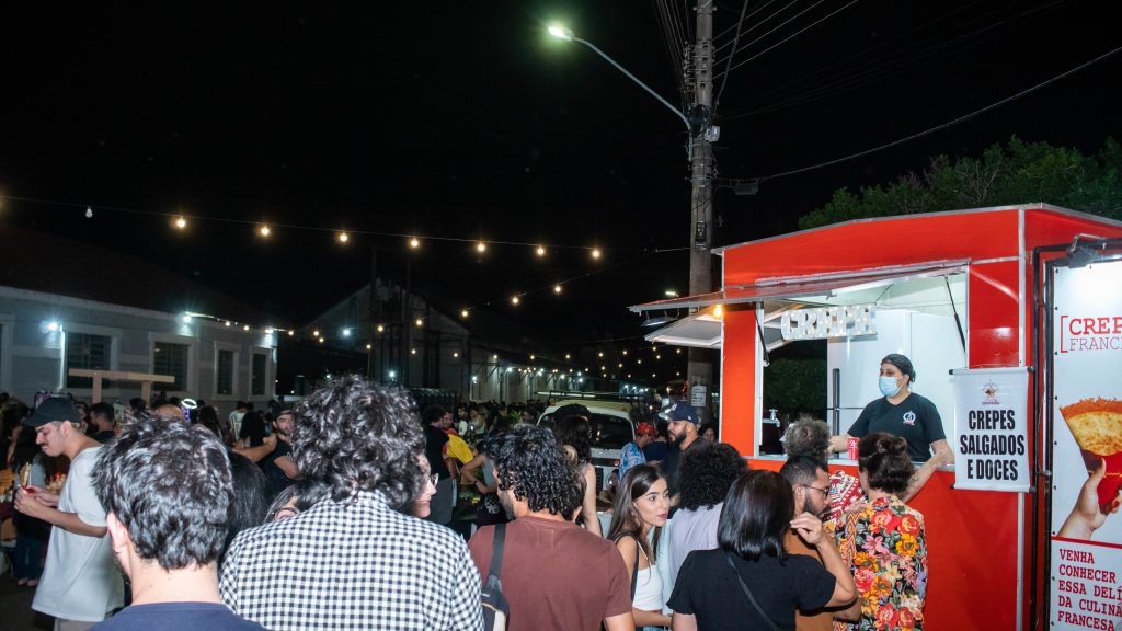 (11.jun.23) - Culinária tem alta procura na 2ª edição do'O Balaio', feira criativa, em Campo Grande (MS). Foto: Tero Queiroz | Teatrinetv