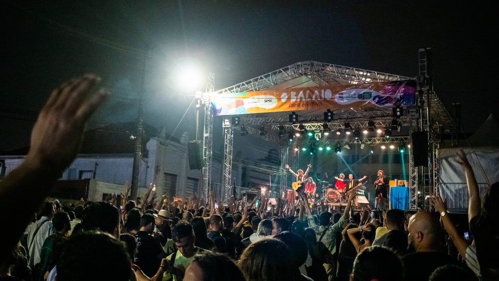 (11.jun.23) - Banda Francisco, El Hombre toca na 2ª edição do 'O Balaio', feira criativa, em Campo Grande (MS). Foto: Tero Queiroz | Teatrinetv