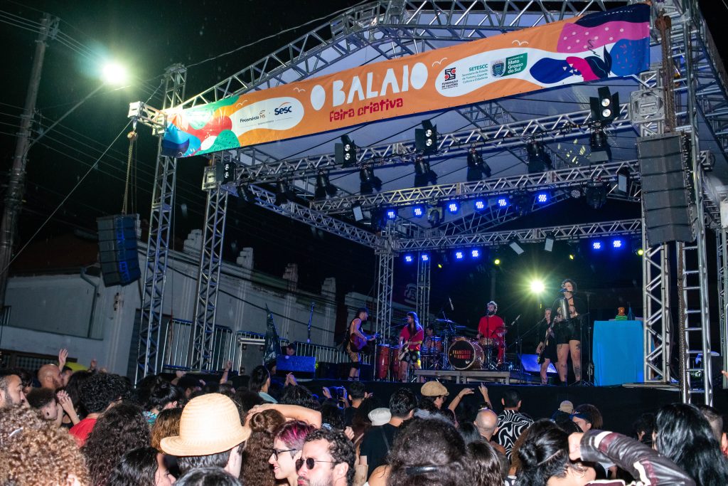 (11.jun.23) - Banda Francisco, El Hombre toca na 2ª edição do 'O Balaio', feira criativa, em Campo Grande (MS). Foto: Tero Queiroz | Teatrinetv