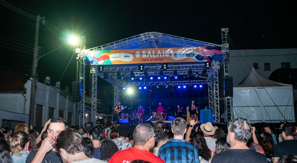 (11.jun.23) - Banda Francisco, El Hombre toca na 2ª edição do 'O Balaio', feira criativa, em Campo Grande (MS). Foto: Tero Queiroz | Teatrinetv