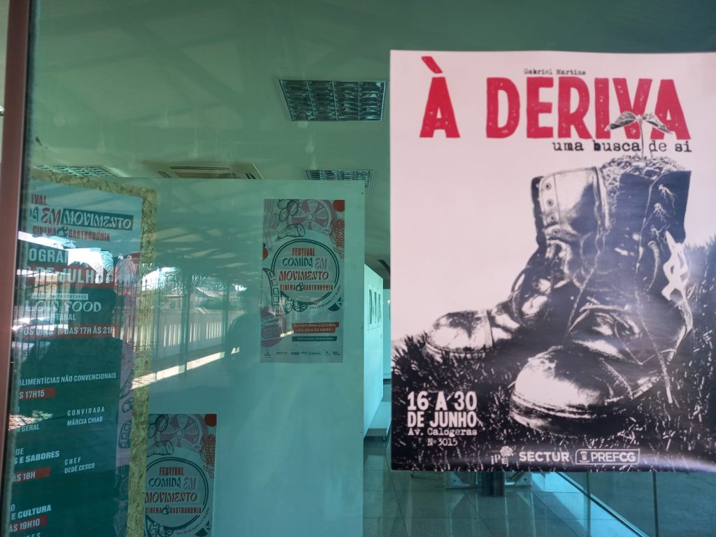 Cartazes mesclados do festival ‘Comida em Movimento – Cinema e Gastronomia’ e da exposição 'À Deriva'. Foto: Arquivo pessoal 