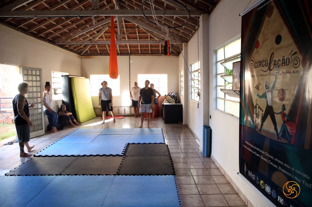Espaço da Cia Pisando Alto foi adaptado para receber a oficina de acrobacias de Rodrigo Mallet. Foto: Antônio Lopes
