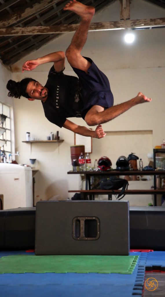Artista Frank Salomao (@salomaofrank) realiza salto durante oficina de Rodrigo Mallet, em Campo Grande (MS). Foto: Antônio Lopes 