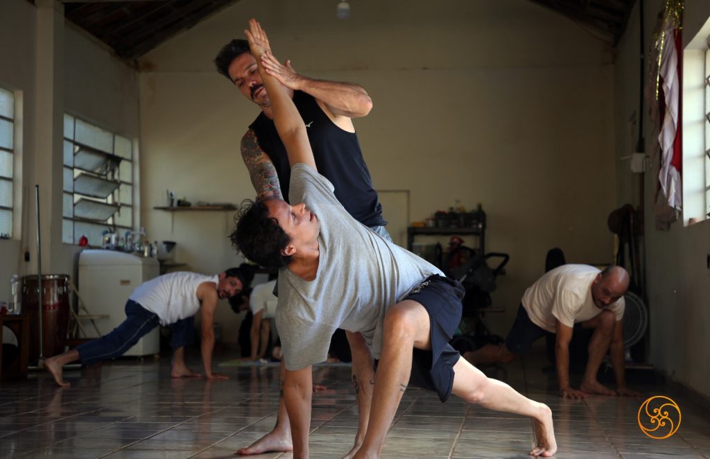 Moreno Mourão é auxiliado por Rodrigo Mallet em exercício durante oficina de acrobacias. Foto: Antônio Lopes