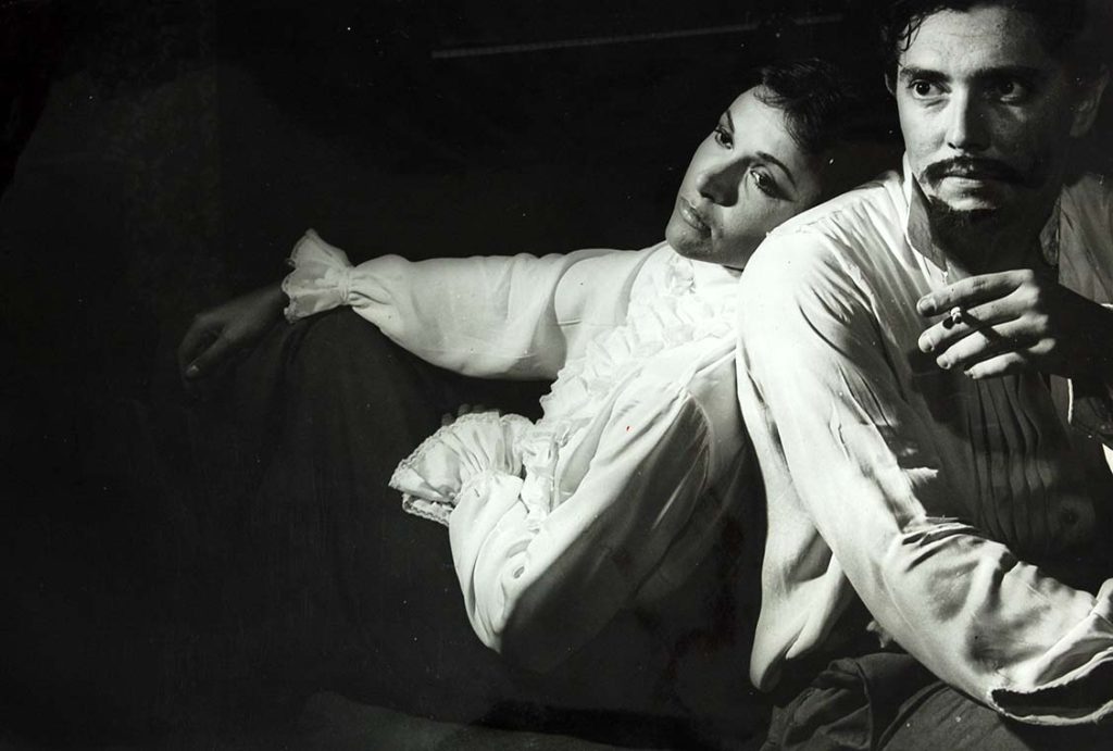 Itala Naudi e Fernando Peixoto em cena da montagem de Pequenos Burgueses, de Máximo Gorki, na década de 1960. 