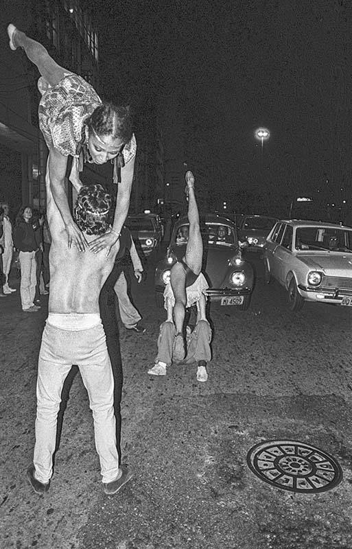 Marly Silva faz acrobacia aérea na Rua Jaceguay - 1980 — com Breno Moroni e Malu Morenah.