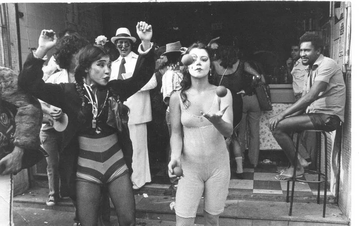 Aconteceu em 1977, na Rua Girassol na Capital paulista - Malu Morenah e Verônica Tamaoki em apresentação na primeira Feira da Vila Madalena. Foto: Ennio Brauns
