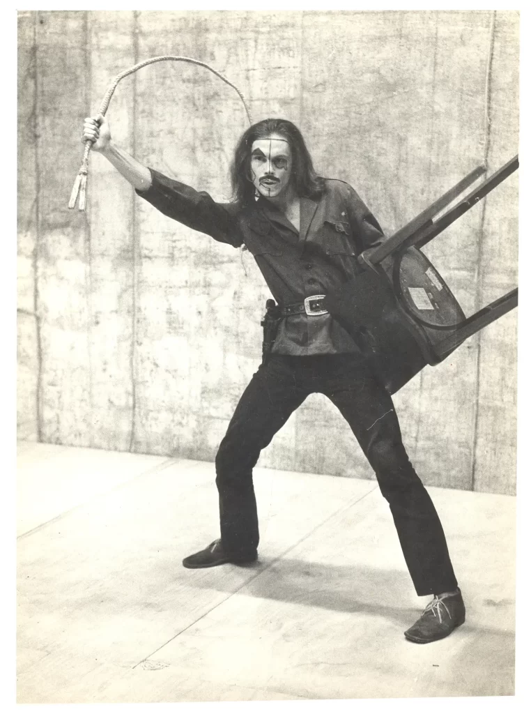 José Wilker interpretando Abelardo II em “Rei da Vela” (Teatro Oficina/arquivo)