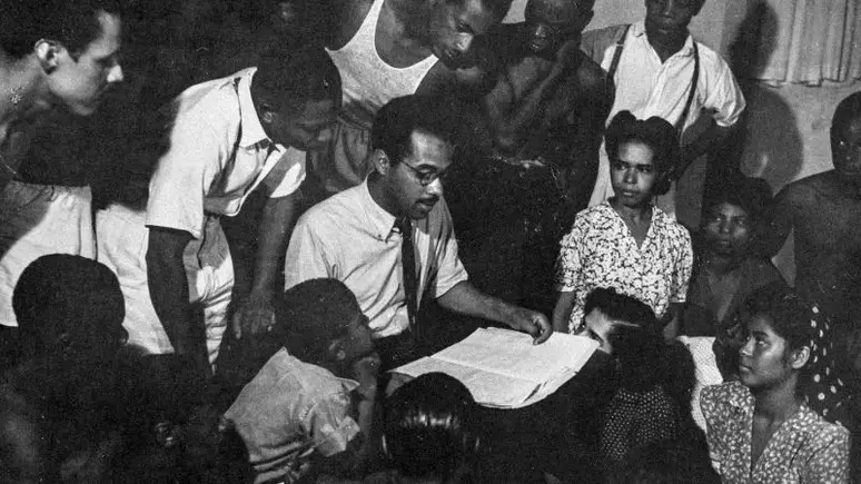Vários autores reunidos em leitura de peça a ser trabalhada pelo Teatro Experimental do Negro.
Foto: Imagem: Ipeafro