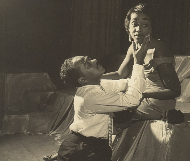 Léa Garcia e Abdias Nascimento na peça Sortilégio: Mistério Negro, de Abdias Nascimento.  Rio de Janeiro, Teatro Municipal, 1957.