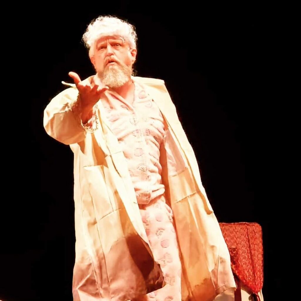 (27.set.23) - O ator e dramaturgo, Marcelo Piccolli, durante o espetáculo 'O Burguês Fidalgo'. Foto: Reprodução