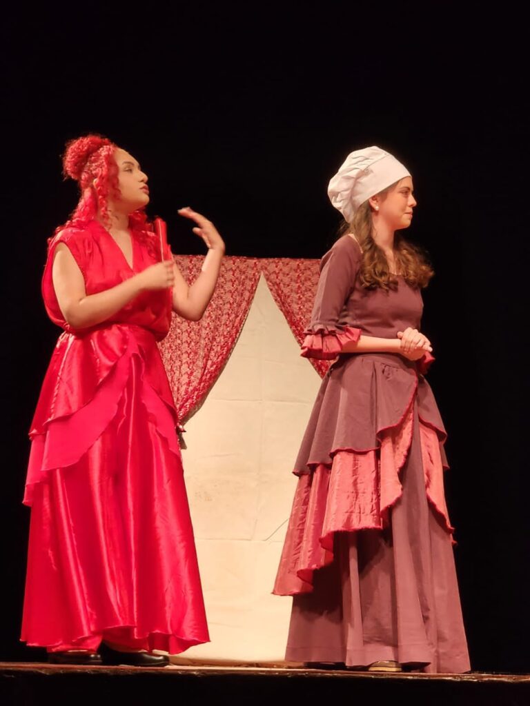 (27.set.23) - Anita Caires e Maria Eduarda em cena no espetáculo 'O Burguês Fidalgo', no Teatro Glauce Rocha em Campo Grande (MS). Foto: Reprodução