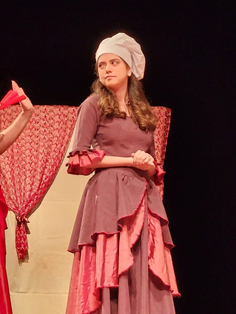 (27.set.23) - Maria Eduarda em cena como chef de cozinha, no espetáculo teatral 'O Burguês Fidalgo'. Foto: Reprodução