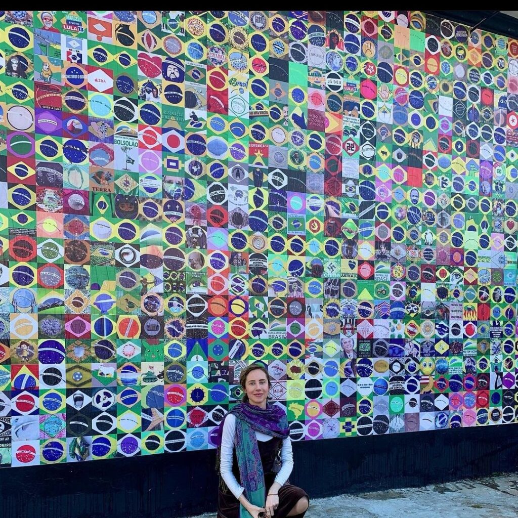 Tainan Franco, apresentadora do Francamente-Rádio Difusora e produtora cultural, posa para foto em frente ao mural da coleção "Bandeira" em Itu (SP). 