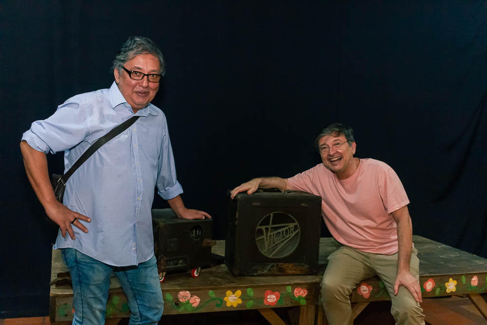 (28.set.23) - Celso Arakaki e Joel Pizzini durante retomada do Cine Clube Campo Grande. Foto: Tero Queiroz