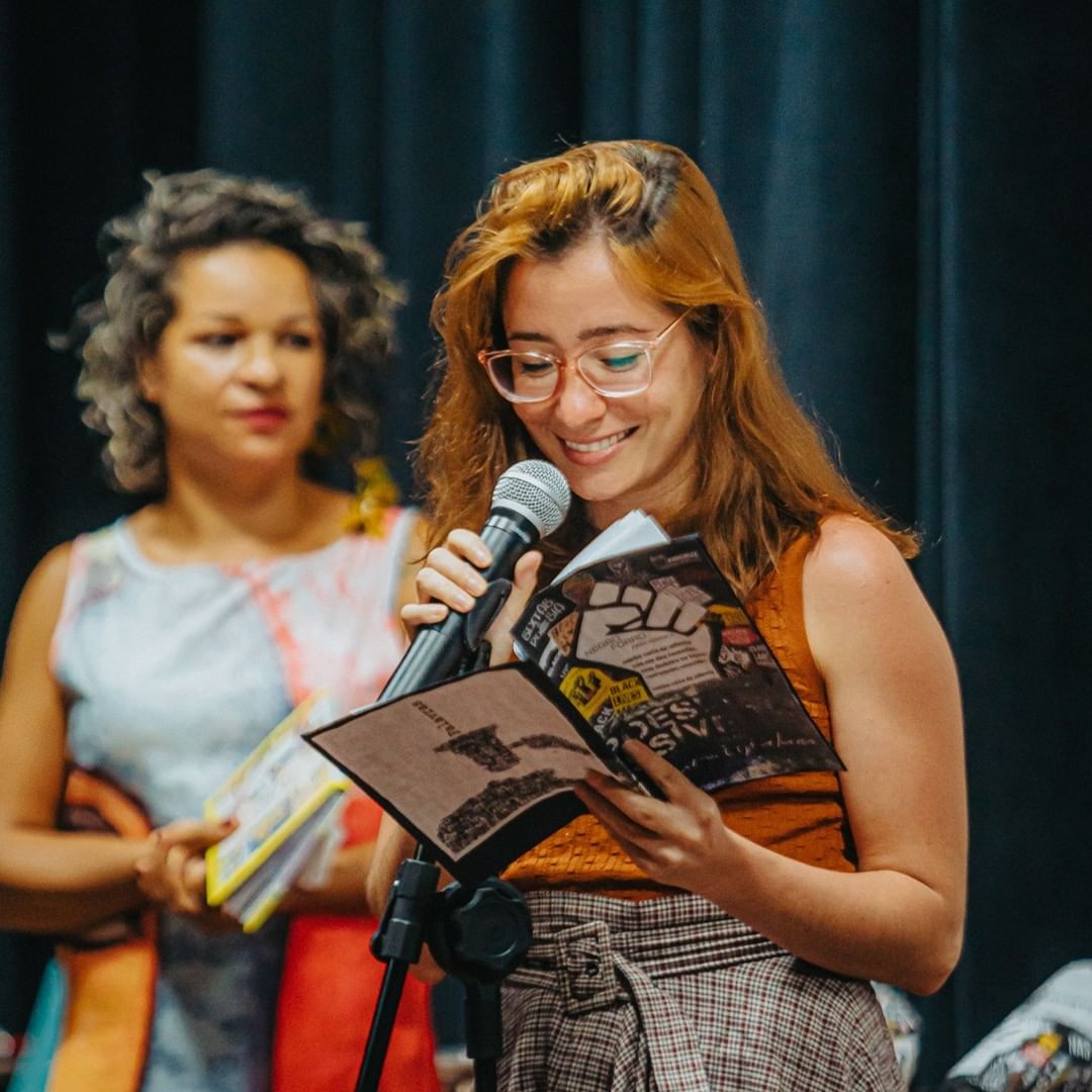 Ligia integra o coletivo 'Tarja Preta' de poetas e escritores. Foto: Reprodução/ Instagram 