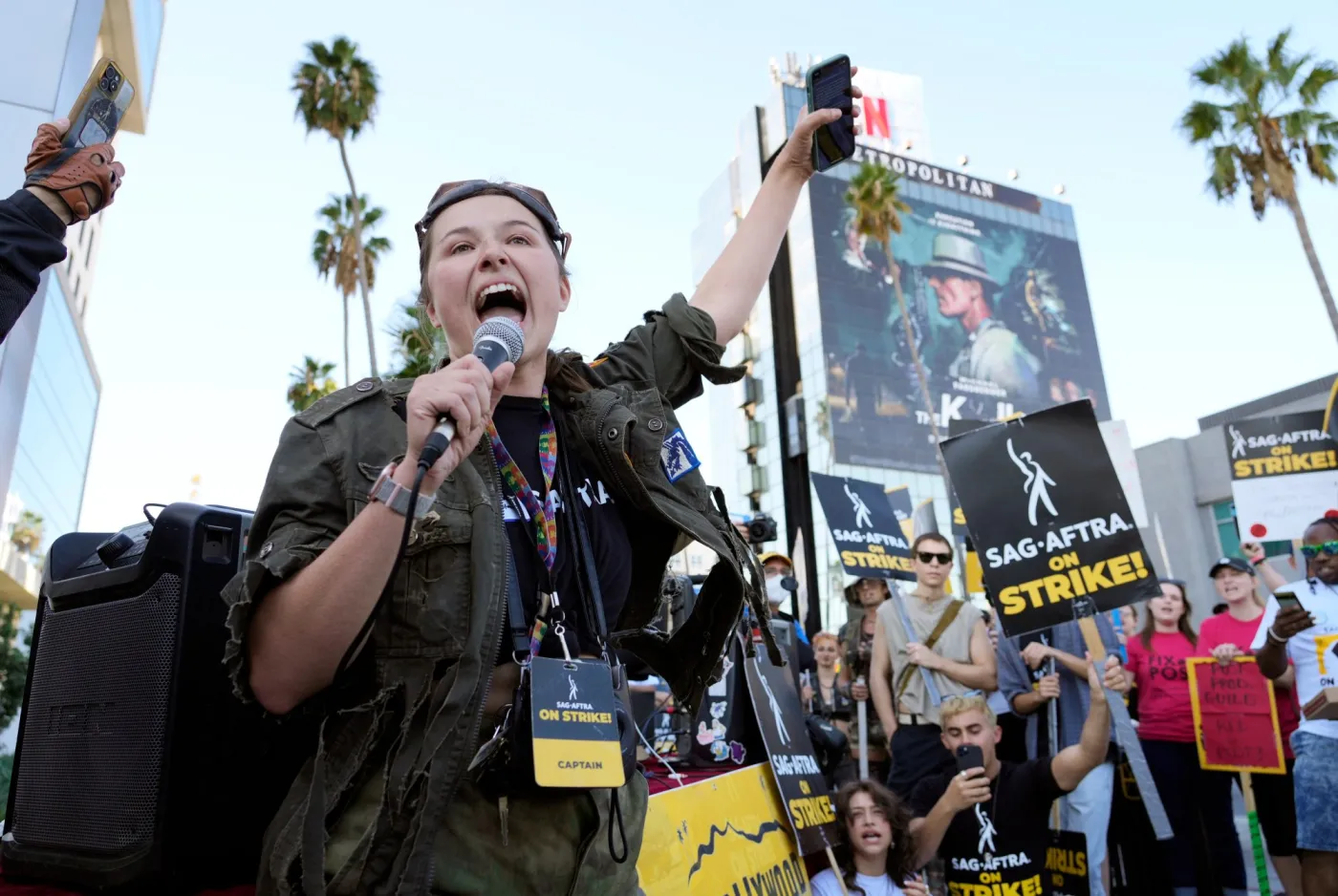 A líderança no SAG-AFTRA, Mary M. Flynn, reúne outros atores em greve em um piquete fora dos estúdios da Netflix, quarta-feira, 8 de novembro de 2023, em Los Angeles. (Foto AP/Chris Pizzello)