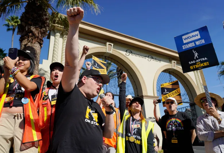 O negociador-chefe do SAG-AFTRA, Duncan Crabtree-Ireland, à esquerda, reúne atores em greve do lado de fora do estúdio da Paramount Pictures, sexta-feira, 3 de novembro de 2023, em Los Angeles. (Foto AP/Chris Pizzello)