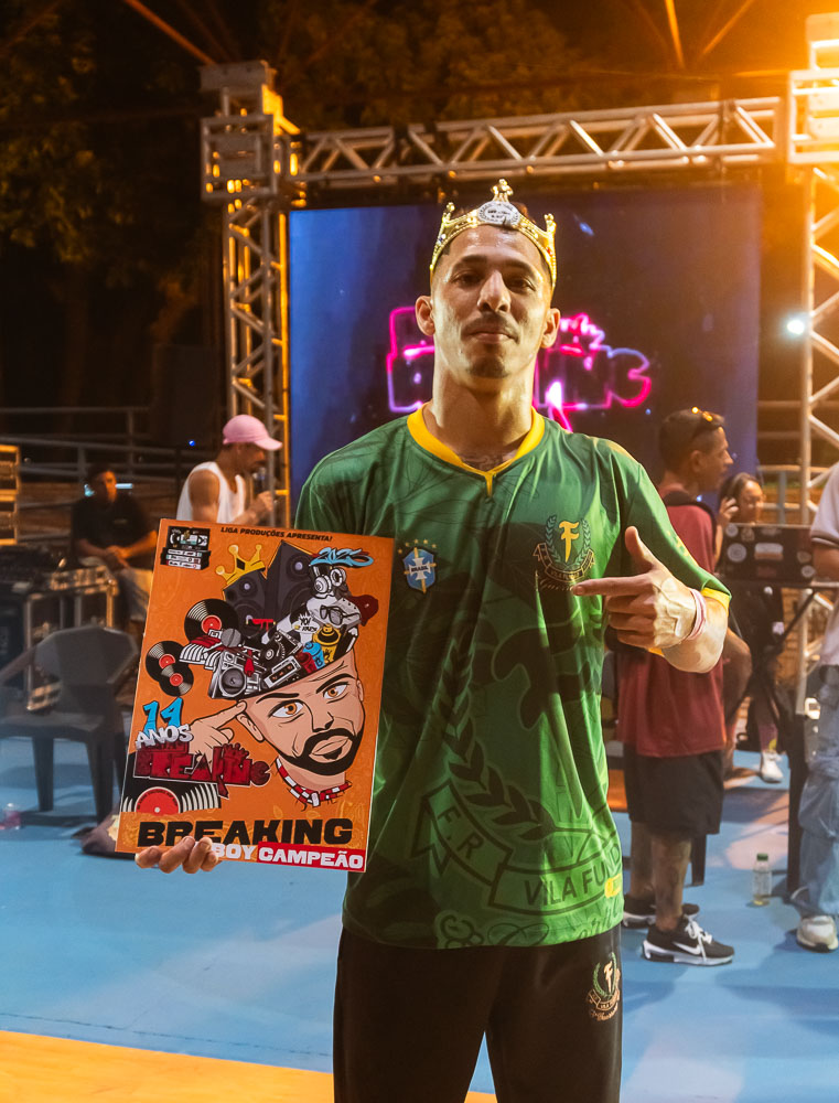 (11.nov.23) - Diego Bang exibe o troféu-arte de campeão da Liga Breaking 2023, em Campo Grande (MS). Foto: Aly Freitas 