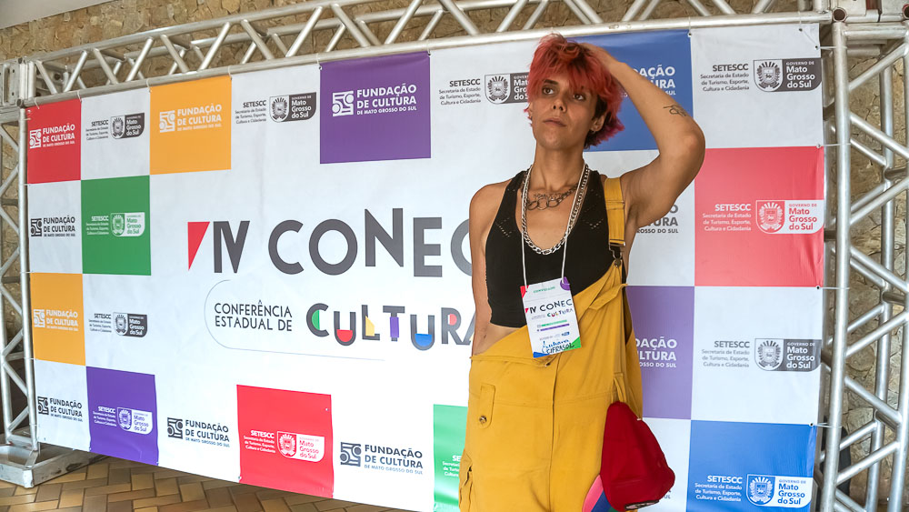 (22.nov.23) - Transartivista, Juliana Cifrasol celebrou conquistas para comunidade LGBTQIAPN+ dentro do documento oficial que será levado à Brasília. Foto: Tero Queiroz