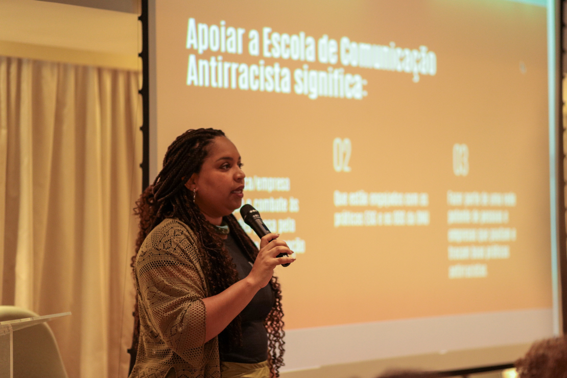 Thais Bernardes, fundadora e CEO do Notícia Preta durante a cerimônia de lançamento da Escola de Comunicação Antirracista. Foto: André Melo