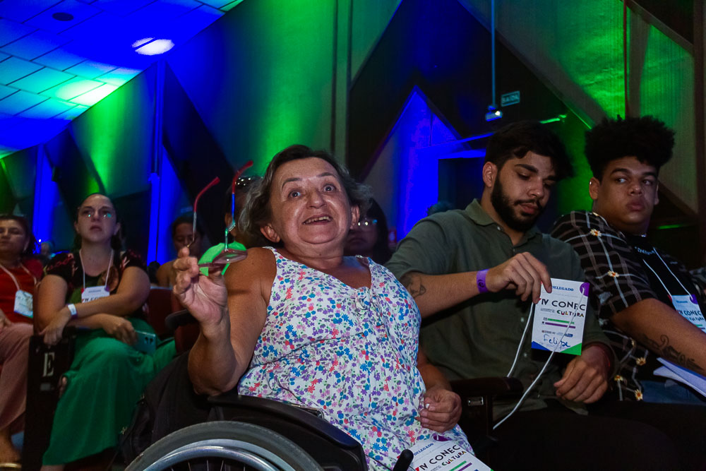 (21.nov.23) - Mirela fez forte defesa de inclusão de políticas de acessibilidades nas propostas dos 6 Eixos debatidos na CONEC MS. Foto: Tero Queiroz